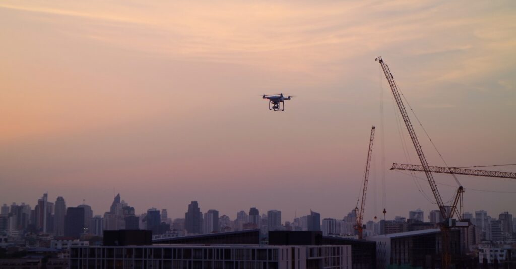 drone che sorveglai area di cantiere